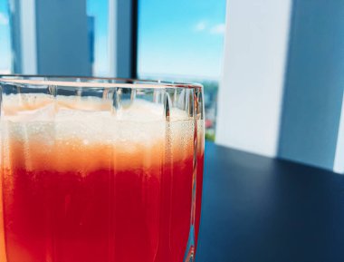 Sağlıklı içecek, meyve vitaminleri ve içecek menüsü, lüks restoranda taze meyve suyu açık hava, yemek servisi ve sağlıklı kahvaltı konsepti.