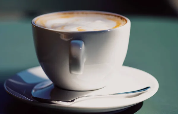 Cappuccino w kawiarni letniej na świeżym powietrzu — Zdjęcie stockowe