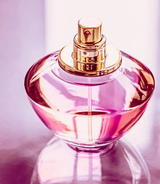 Profumo donna, bottiglia di colonia rosa come fragranza vintage, eau de parfum come regalo di festa, marchio di profumeria di lusso presente — Foto Stock