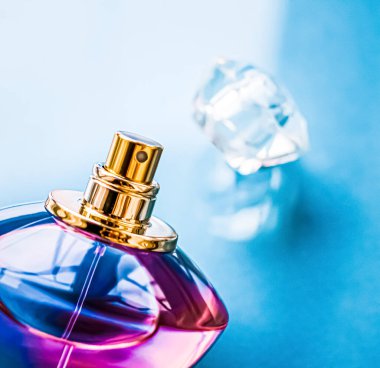 Parlak arka planda parfüm şişesi, tatlı çiçek kokusu, büyüleyici koku ve tatil hediyesi olarak da eau de parfum ve lüks kozmetik ürünleri markası tasarımı.