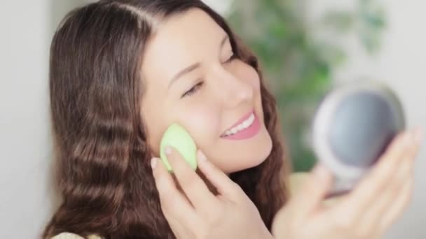 Krásná žena, která používá přírodní organický make-up pomocí mixéru krásy a usmívá se, eko make-up houba nástroj, tvář portrét kavkazského modelu nebo vlogger jako kosmetický výrobek, péče o pleť a lidé koncept — Stock video
