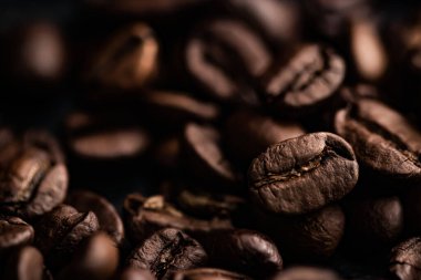 Kahve çekirdekleri arka plan, zengin aromalı kızarmış fasulye, en iyi sabah içkisi ve lüks karışım.