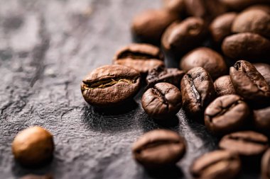 Kahve çekirdekleri arka plan, zengin aromalı kızarmış fasulye, en iyi sabah içkisi ve lüks karışım.