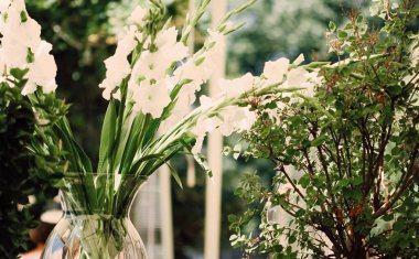 Yazın açık bir restoranda çiçek düğün süslemesi.