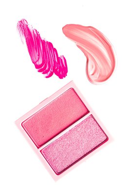 Göz boyası pudrası ya da allık makyaj paleti düz zemin olarak, pembe kozmetik lekesi, göz farı ve dudak parlatıcısı beyaz arka planda izole edilmiş, kozmetik düz kaplama ve güzellik makyaj dokusu