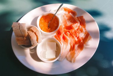 Yazın açık havada kahvaltı, jambon, reçel, tereyağı ve jambon.