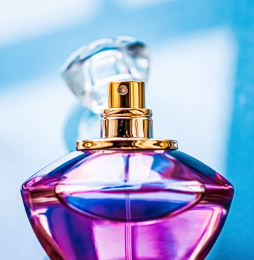 Parlak arka planda parfüm şişesi, tatlı çiçek kokusu, büyüleyici koku ve tatil hediyesi olarak da eau de parfum ve lüks kozmetik ürünleri markası tasarımı.