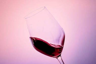 Kristal bardakta kaliteli kırmızı şarap, alkol içeceği ve lüks aperatif, oenoloji ve ekoloji ürünü.