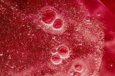 Soyut kırmızı sıvı zemin, boya sıçraması, girdap deseni ve su damlaları, güzellik jeli ve kozmetik doku, modern sihir sanatı ve lüks düz dizayn olarak bilim