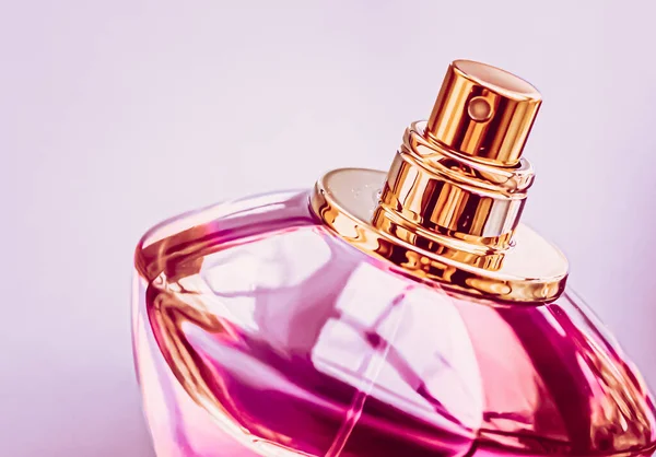 Dámské parfémy, růžová kolínská láhev jako vinobraní vůně, eau de parfum jako dárek k svátku, luxusní parfumerie značka dárek — Stock fotografie