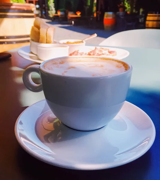 Cappuccino no café de verão ao ar livre — Fotografia de Stock