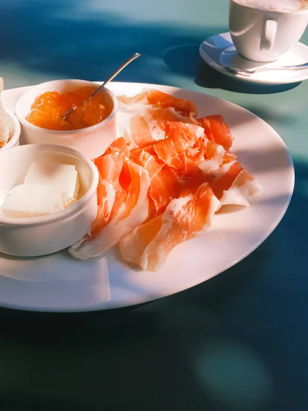 Ontbijt buiten in de zomer, ham, jam, boter en ham — Stockfoto