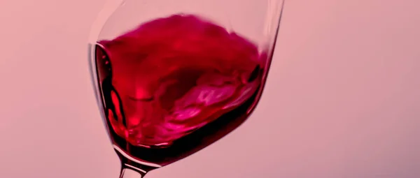 Vino rosso in cristallo, bevanda alcolica e aperitivo di lusso, enologia e viticoltura — Foto Stock