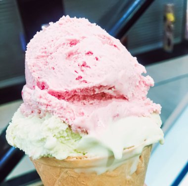 Yazın tatlı erimiş dondurma.