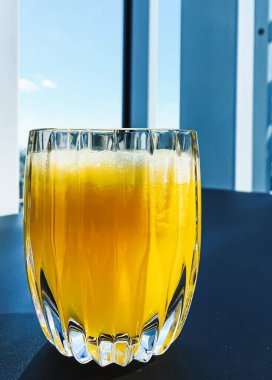 Sağlıklı içecek, meyve vitaminleri ve içecek menüsü, lüks restoranda taze meyve suyu açık hava, yemek servisi ve sağlıklı kahvaltı konsepti.