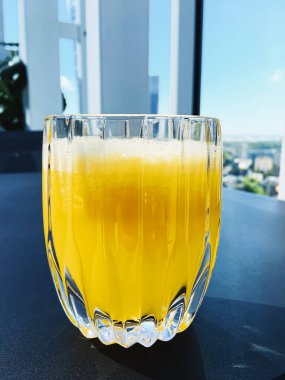 Sağlıklı içecek, meyve vitaminleri ve içecek menüsü, lüks restoranda taze meyve suyu açık hava, yemek servisi ve sağlıklı kahvaltı konsepti.