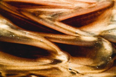 Soyut bronz sıvı zemin, boya sıçraması, girdap deseni ve su damlaları, güzellik jeli ve kozmetik doku, modern sihir sanatı ve lüks düz dizayn olarak bilim