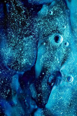 Soyut akuamarin sıvı arkaplan, boya sıçraması, girdap deseni ve su damlaları, güzellik jeli ve kozmetik doku, modern sihir sanatı ve lüks düz dizayn olarak bilim