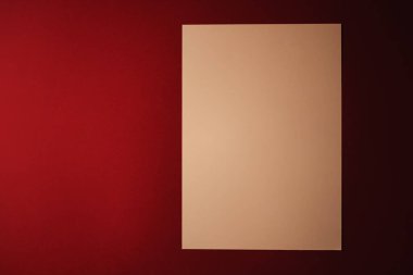 Boş A4 kâğıdı, koyu kırmızı arka planda bej ofis kırtasiyesi, lüks markalaşma düz yatak ve model kimlik tasarımı