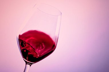 Kristal bardakta kaliteli kırmızı şarap, alkol içeceği ve lüks aperatif, oenoloji ve ekoloji ürünü.