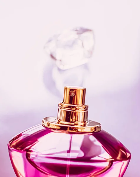 Damskie perfumy, różowa butelka wody kolońskiej jako aromat vintage, eau de perfum jako prezent na wakacje, luksusowe perfumerii marki obecny — Zdjęcie stockowe