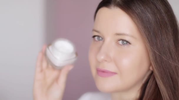 Mujer con cremas hidratantes para la cara, rutina matutina y maquillaje natural, cuidado de la piel de lujo y protección de la piel spf, belleza orgánica y producto de bienestar — Vídeos de Stock