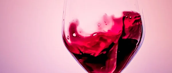 Vino tinto de primera calidad en copa de cristal, bebida alcohólica y aperitivo de lujo, enología y viticultura — Foto de Stock
