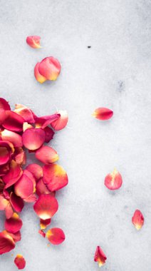 Mermer arka planda gül yaprakları, çiçek dekoru ve düğün örtüsü, davet için bayram tebrik kartı, düz dizayn