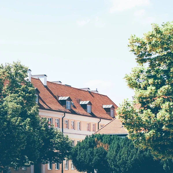 Történelmi épület az Óvárosban nyáron — Stock Fotó