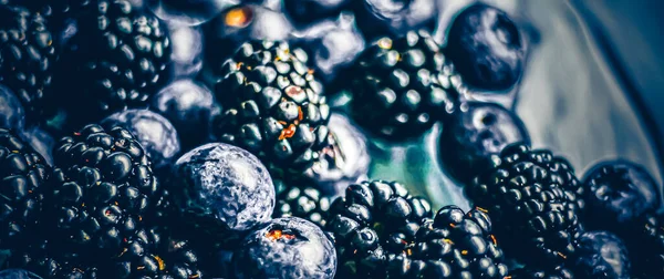 Áfonya és szeder, mint gyümölcs háttér, egészséges élelmiszer és bogyós gyümölcslé, vegán snack és diéta táplálkozás — Stock Fotó