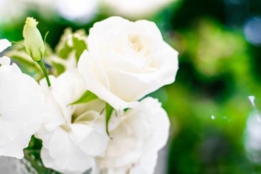 Düğün dekorasyonu, masa dekorasyonu ve çiçek güzelliği, lüks restoranda bir buket beyaz gül, yaz bahçesinden güzel çiçekler.