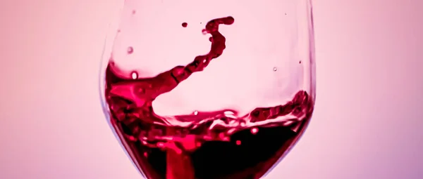 Vino rosso premium in cristallo, bevanda alcolica e aperitivo di lusso, enologia e viticoltura — Foto Stock