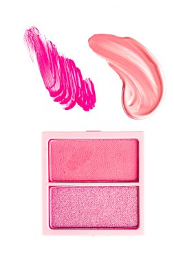 Göz boyası pudrası ya da allık makyaj paleti düz zemin olarak, pembe kozmetik lekesi, göz farı ve dudak parlatıcısı beyaz arka planda izole edilmiş, kozmetik düz kaplama ve güzellik makyaj dokusu