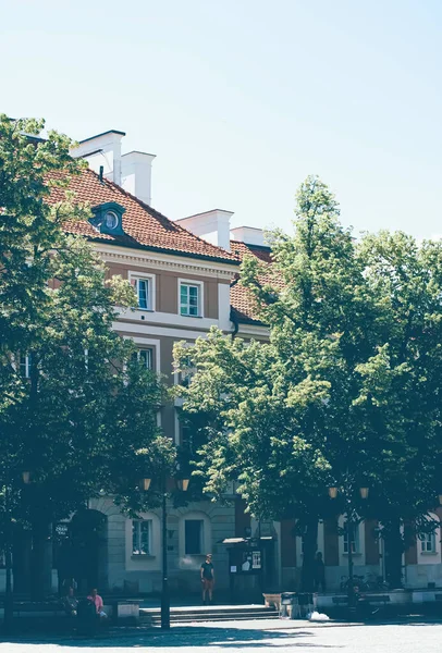 Edificio histórico en el casco antiguo en verano — Foto de Stock