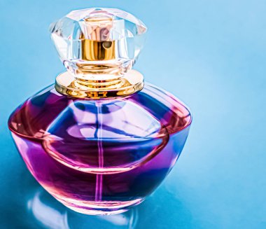 Parlak arka planda parfüm şişesi, tatlı çiçek kokusu, büyüleyici koku ve tatil hediyesi olarak da eau de parfum ve lüks kozmetik ürünleri markası tasarımı.