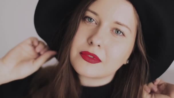 Franse stijl mode en accessoire, parijse vrouw met stijlvolle zwarte hoed poseren en glimlachen, mooie europese Kaukasische model, stijlvolle en modieuze retro — Stockvideo