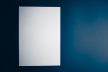 Boş A4 kağıt, ofis kırtasiyesi olarak beyaz arka plan, lüks markalaştırma dairesi ve model kimlik tasarımı