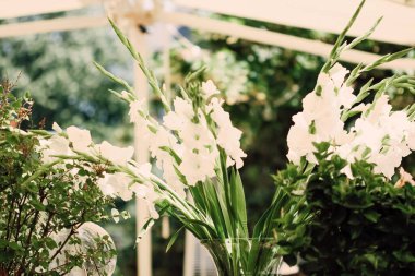 Yazın açık bir restoranda çiçek düğün süslemesi.