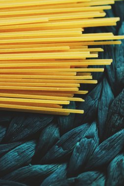 Tam buğday, çiğ spagetti, organik makarna.