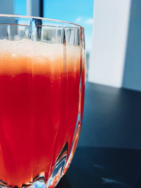 Sağlıklı içecek, meyve vitaminleri ve içecek menüsü, lüks restoranda taze meyve suyu açık hava, yemek servisi ve sağlıklı kahvaltı konsepti.