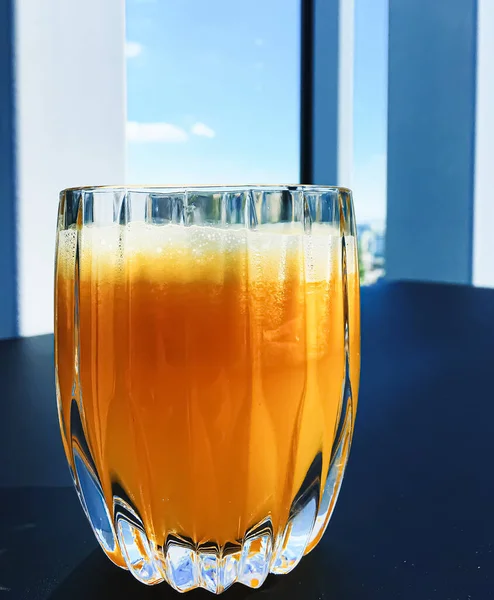 Bebida saludable, menú de vitaminas y bebidas de frutas, zumo de naranja fresco en un restaurante de lujo al aire libre, servicio de comida y concepto de desayuno en el hotel —  Fotos de Stock