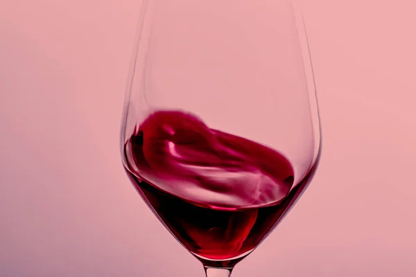 Vin rouge en verre de cristal, boisson alcoolisée et apéritif de luxe, œnologie et viticulture — Photo