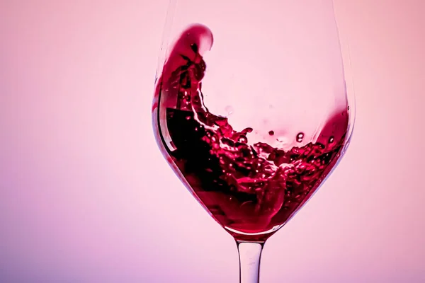 Vino rosso premium in cristallo, bevanda alcolica e aperitivo di lusso, enologia e viticoltura — Foto Stock