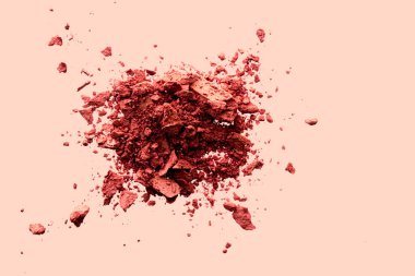 Güzellik ve makyaj düz yüz tasarımı, toz kozmetik olarak mineral organik göz farı, makyaj arka planı olarak kızartılmış veya ezilmiş kozmetik ürün