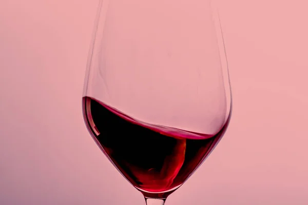 Vino tinto en copa de cristal, bebida alcohólica y aperitivo de lujo, enología y viticultura — Foto de Stock