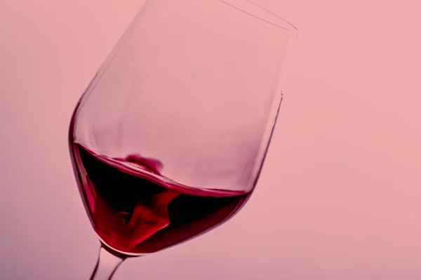 크리스털 유리, 알콜 음료 및 고급 aperitif, oenology 및 생물 재배 제품에 붉은 포도주 — 스톡 사진