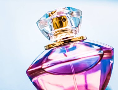 Parlak arka planda parfüm şişesi, tatlı çiçek kokusu, büyüleyici koku ve tatil hediyesi olarak da eau de parfum ve lüks kozmetik ürünleri markası tasarımı.