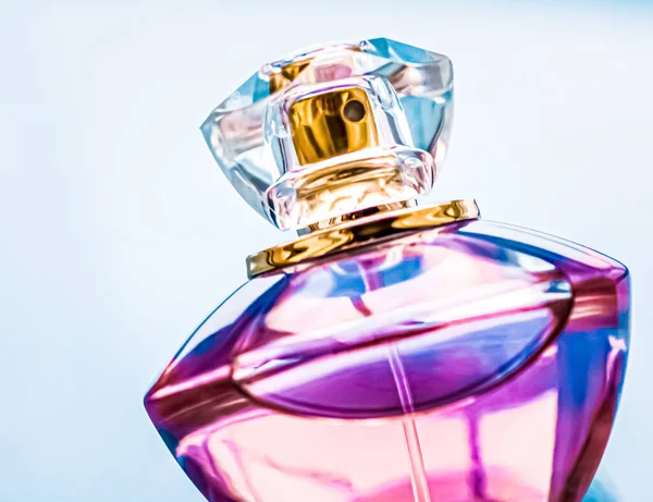 Bottiglia di profumo su sfondo lucido, dolce profumo floreale, fragranza glamour ed eau de parfum come regalo di festa e design di marca di cosmetici di bellezza di lusso — Foto Stock