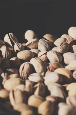 Güneşte organik şam fıstıkları, sağlıklı yiyecekler ve atıştırmalıklar.