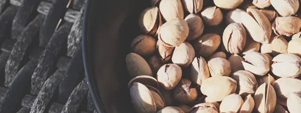 Pistachos orgánicos al sol, alimentos saludables y meriendas de fondo —  Fotos de Stock